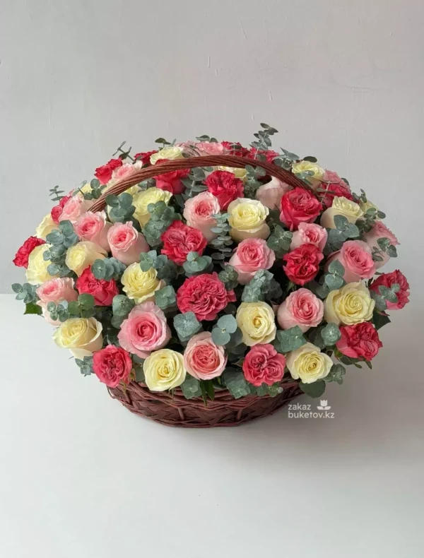Корзина из 65 роз с эвкалиптом